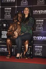 Kareena Kapoor unveil UTVstars Walk of the Stars in Taj Land_s End, Mumbai on 28th March 2012 (46).JPG
